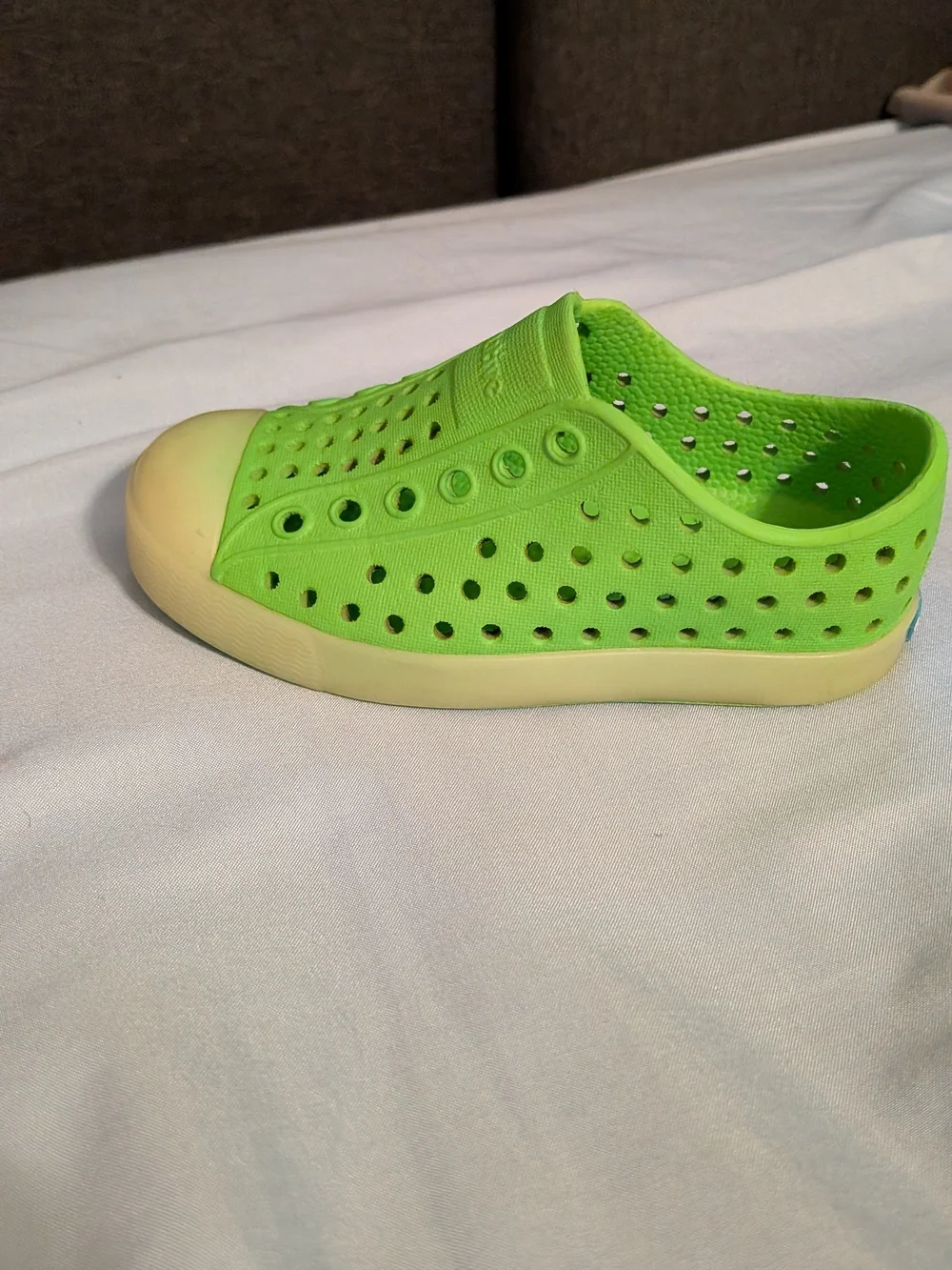 Native Jefferson Glow In The Dark Shoes in Bright Green